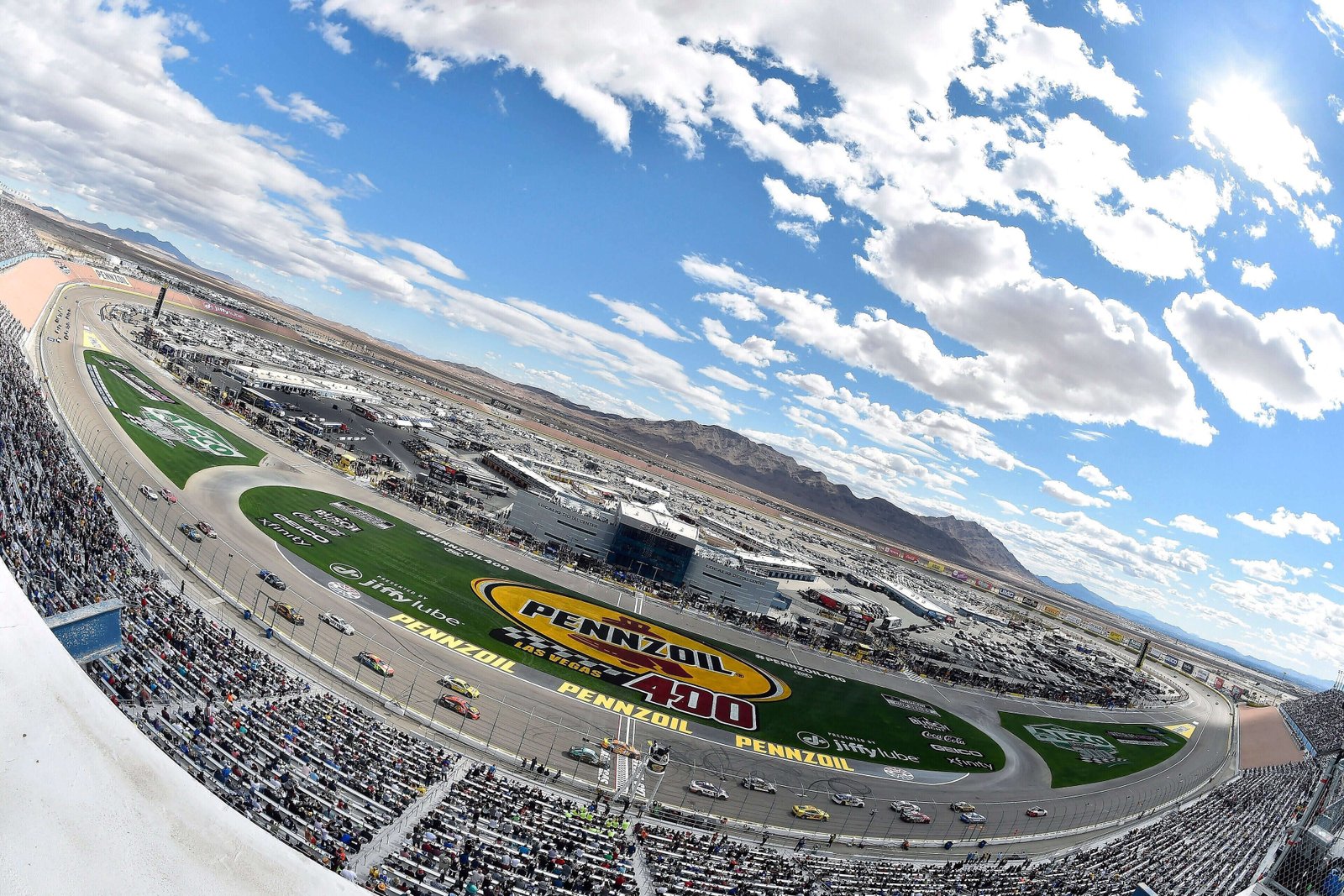 TikTok 明星 @itsDanielMac 问乔伊·洛加诺：“你以什么谋生？”